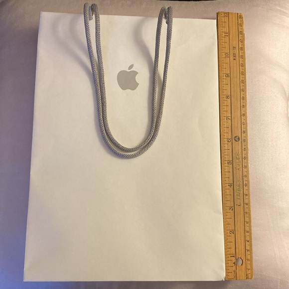 Apple Store ๏ฃฟ Flat White Paper Shopping/Gift Bag with Circular-Knit Rope Handles - Picture 2 of 8